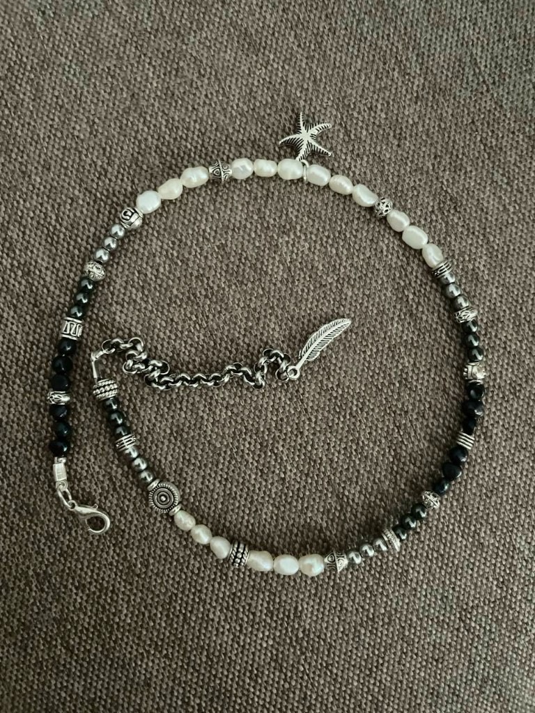 Handgemachter Schmuck mit Barockperlen, Muscheln und Silberanhängern