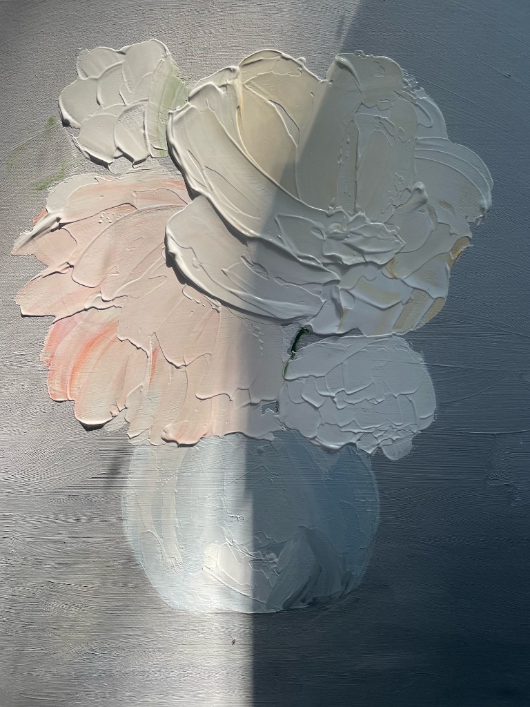 Impasto-Gemälde blasser Pfingstrosen und Rosen in einer Vase
